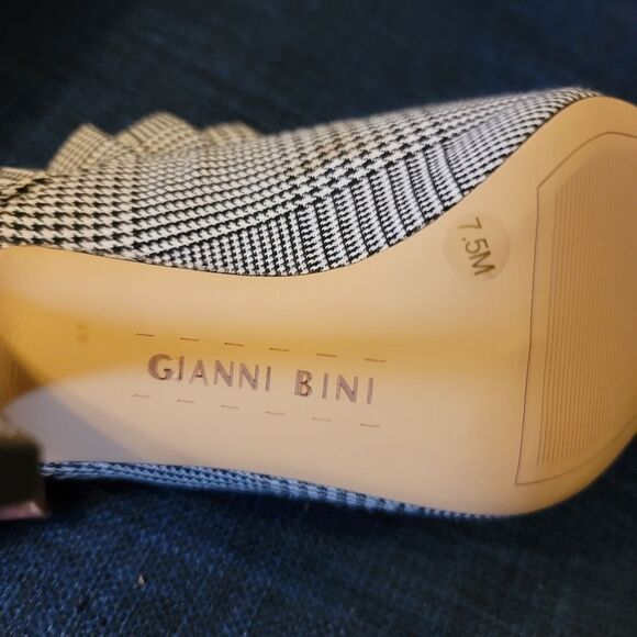 Gianni Bini Ruffled Mules Size 7.5M NWOT - Picture 8 of 11